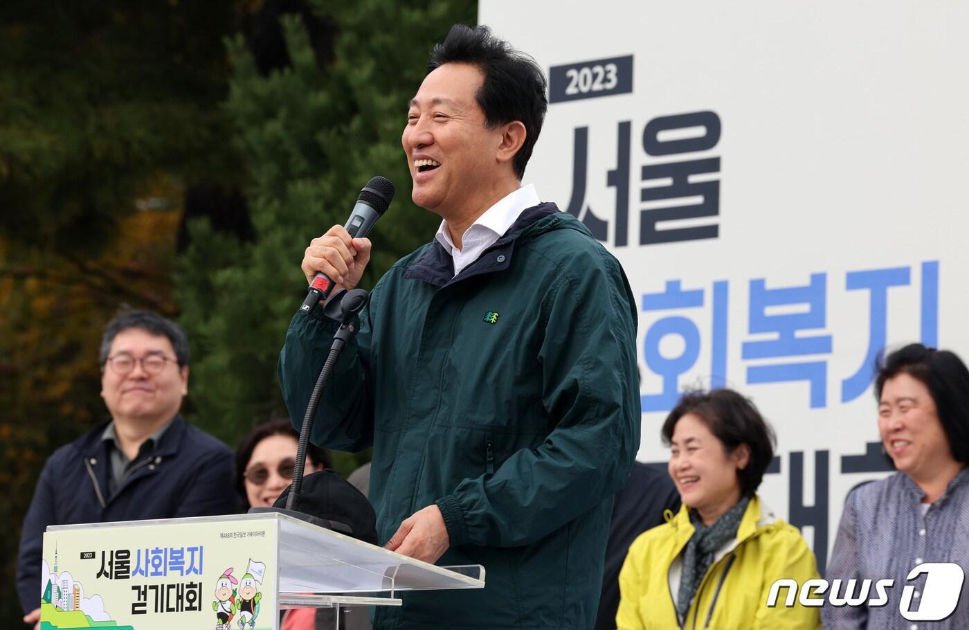본문 이미지 - 오세훈 서울시장이 지난 26일 서울 중구 백범광장공원에서 열린 2023 서울사회복지걷기대회에서 격려사를 하고 있다.다. /뉴스1 ⓒ News1 김성진 기자