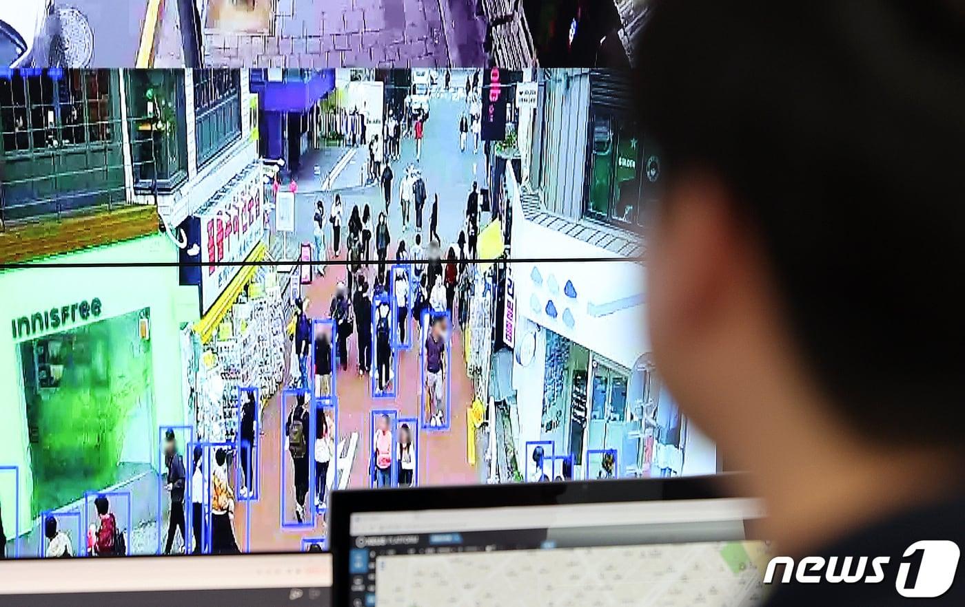 본문 이미지 - 서울 마포구 CCTV통합관제센터 통합관제실이 홍대 인근 인공지능(AI) 기반 스마트 인파밀집분석시스템을 지켜보고 있다. 2023.10.26/뉴스1 ⓒ News1 박지혜 기자