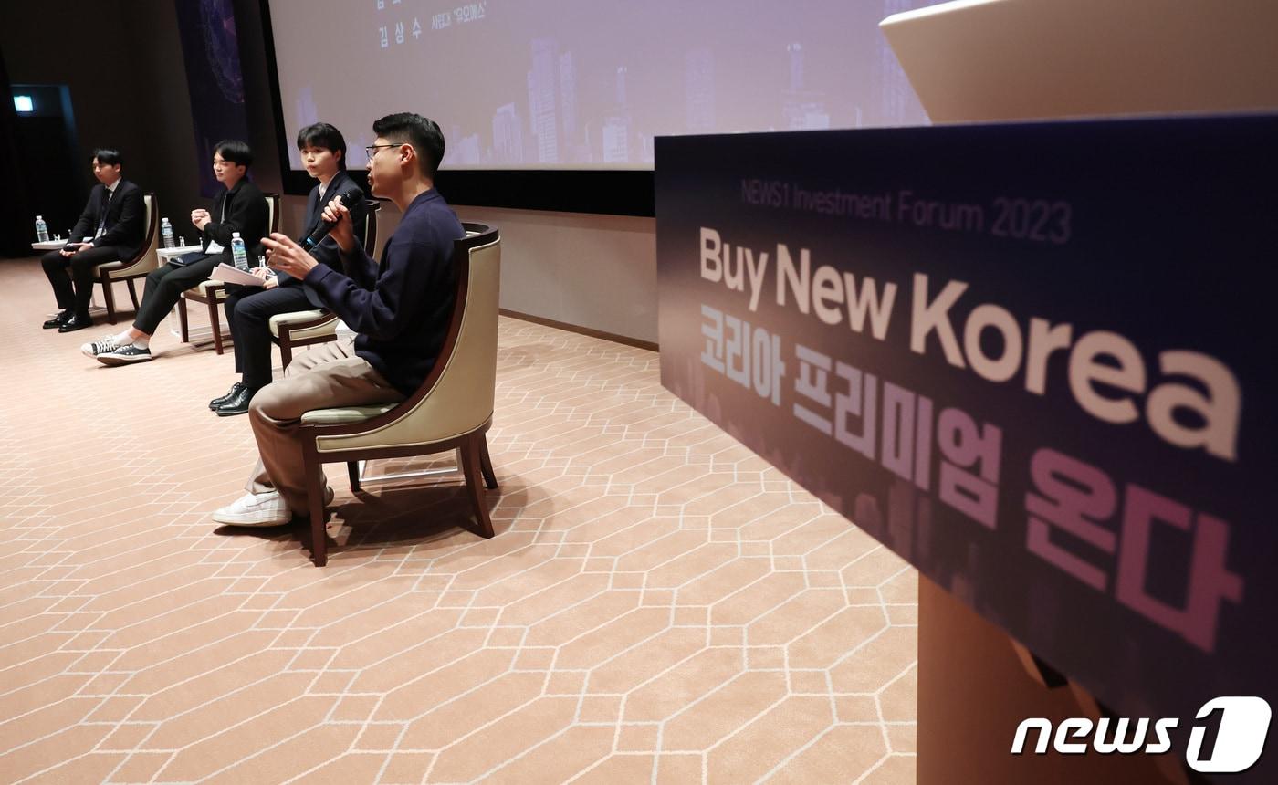 26일 서울 여의도 한국거래소 컨퍼런스홀에서 열린 '뉴스1 투자포럼(NIF) 2023'에서 참석자들이 MZ세대가 바라보는 한국 증시를 주제로 토론하고 있다. 왼쪽부터 김의찬 전국대학생투자동아리연합회장, 서울시립대 증권연구회 '유오에스' 김상수 씨, 동국대 금융투자 동아리 '리치' 최찬 씨, 한국외대 증권투자연구회 '포스트레이드' 노규민 씨. 2023.10.26/뉴스1 ⓒ News1 김민지 기자