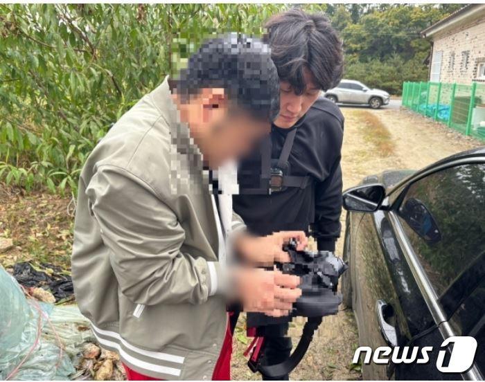 본문 이미지 - 경찰이 불법체류 태국인 A씨의 소지품을 검사하고 있다.(평택해경 제공) 