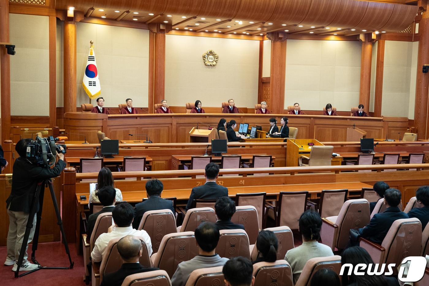 유남석 헌법재판소장과 헌법재판관들이 26일 오후 서울 종로구 재동 헌법재판소 대심판정에서 자리에 앉아 있다. 2023.10.26/뉴스1 ⓒ News1 유승관 기자