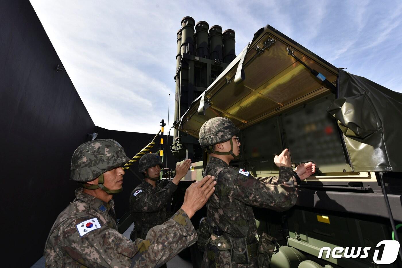 본문 이미지 - 공군 제1미사일방어여단 8120부대 작전요원들이 10월 26일(목) 천궁 Ⅱ 발사를 위해 조원임무절차를 수행하고 있다. (공군 제공) 2023.10.26/뉴스1