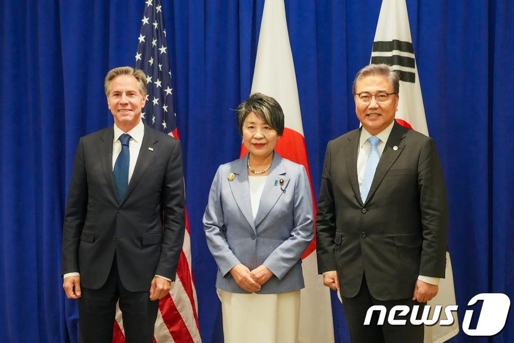 본문 이미지 - 왼쪽부터 토니 블링컨 미국 국무장관, 가미카와 요코 일본 외무상, 박진 외교부 장관. (외교부 제공)