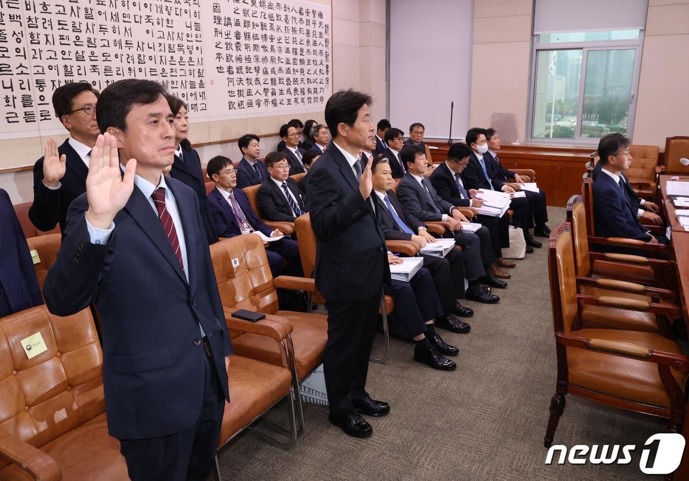 본문 이미지 - 조은석 감사원 감사위원 등이 26일 서울 여의도 국회에서 열린 법제사법위원회의 법무부, 감사원, 헌법재판소 등에 대한 종합감사에서 선서를 하고 있다. 앞에는 최재해 감사원장과 유병호 감사원 사무총장. 2023.10.26/뉴스1 ⓒ News1 송원영 기자