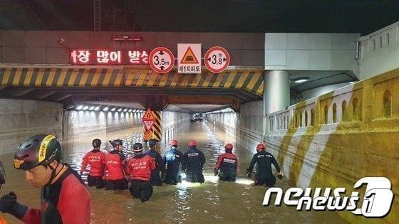 본문 이미지 - 지난 2020년 7월24일 새벽 부산에 최대 200mm가 넘는 폭우가 쏟아지면서 부산역 인근 초량 제1지하차도가 물에 잠겨 119 구조대원들이 구조작업을 위해 차도 내부로 들어가고 있다.(부산경찰청 제공).2020.7.24/뉴스1