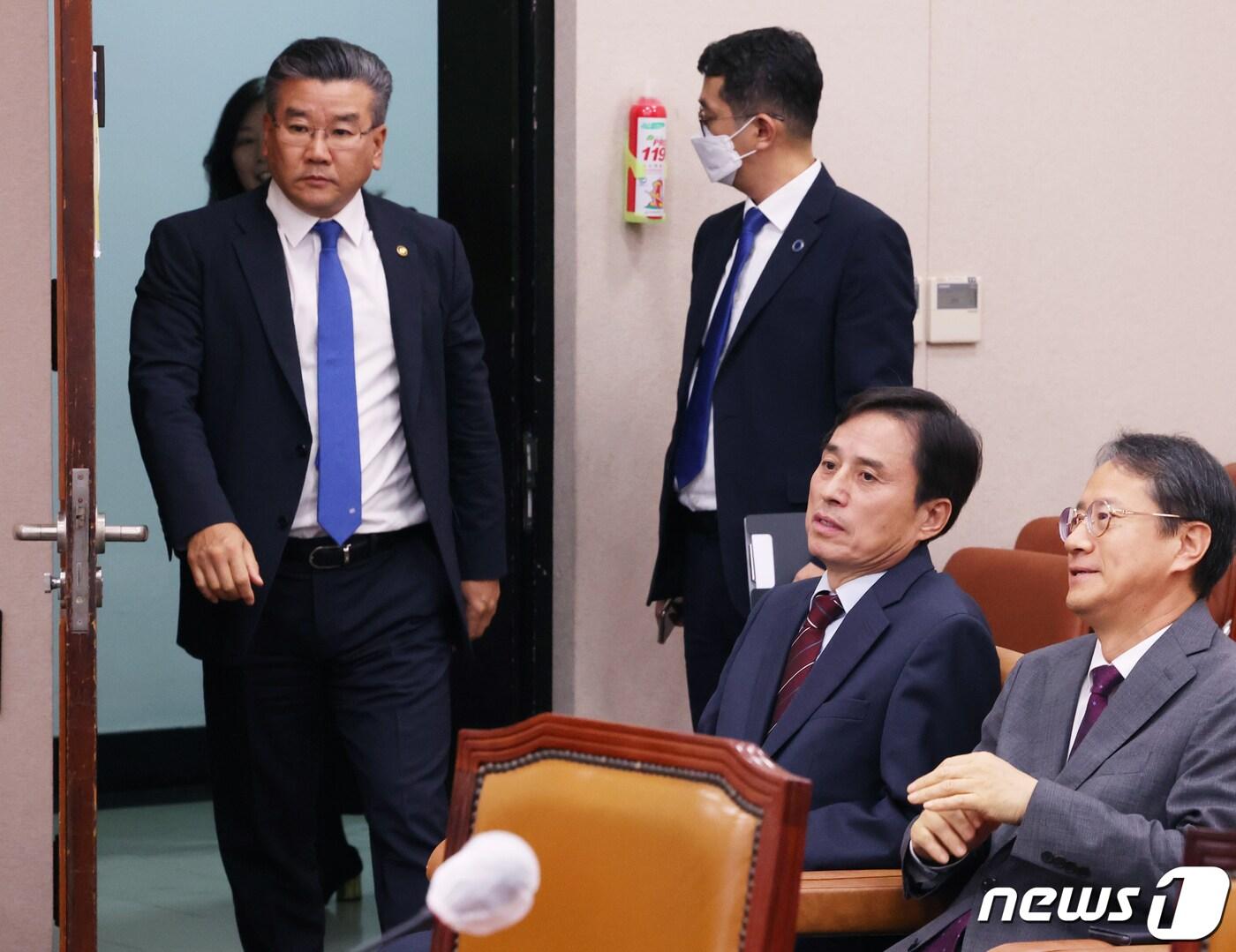 본문 이미지 - 유병호 감사원 사무총장이 26일 서울 여의도 국회에서 열린 법제사법위원회의 법무부, 감사원, 헌법재판소 등에 대한 종합감사에서 조은석 감사원 감사위원 앞을 지나고 있다. 2023.10.26/뉴스1 ⓒ News1 송원영 기자