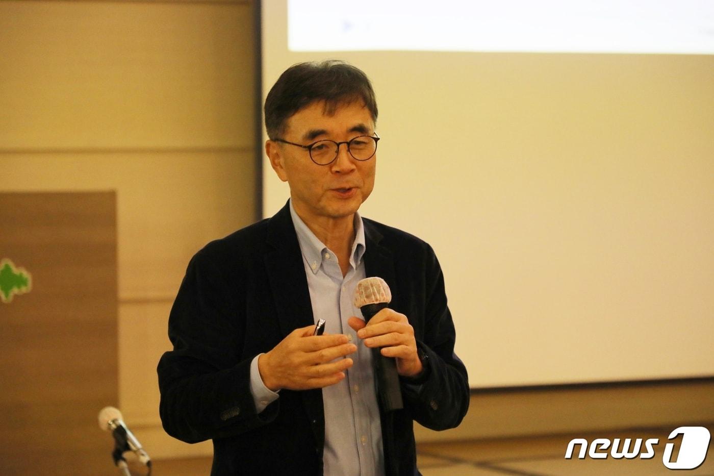 본문 이미지 - 26일 대전대학교 둔산캠퍼스 컨벤션홀에서 열린 뉴스1 대전충남취재본부와 대전대 공동주최 ‘제2회 뉴충청리더아카데미’에서 맹성현 KAIST 교수가 ‘챗GPT로 촉발된 인공지능시대 인재 양성’을 주제로 강의하고 있다. 2023.10.26 /뉴스1 ⓒNews1 허진실 기자