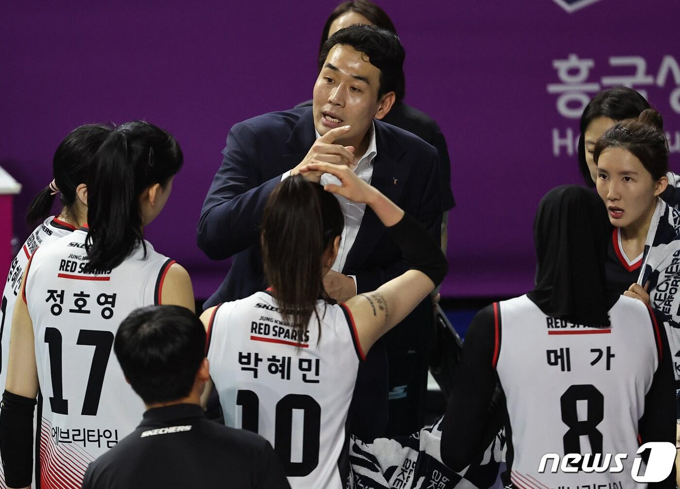 본문 이미지 - 26일 오후 인천 부평구 인천삼산월드체육관에서 열린 여자프로배구 ‘2023-2024 도드람 V리그’ 흥국생명과 정관장의 경기, 정관장 고희진 감독이 2세트 작전타임 때 선수들에게 작전을 지시하고 있다. 2023.10.26/뉴스1 ⓒ News1 김진환 기자