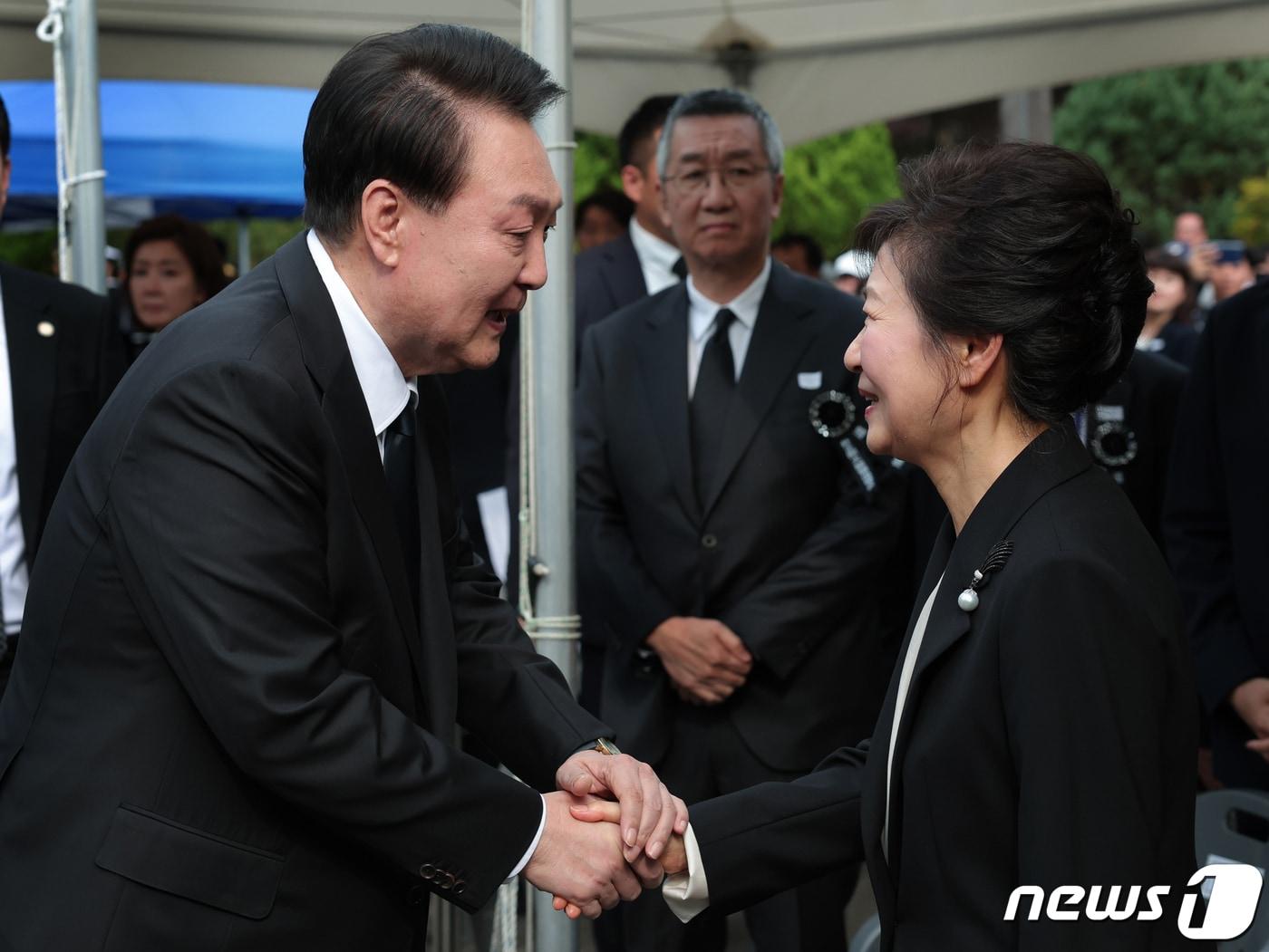 본문 이미지 - 윤석열 대통령과 박근혜 전 대통령이 26일 서울 동작구 국립서울현충원에서 열린 박정희 전 대통령 서거 제44주기 추도식에서 악수를 나누고 있다. (대통령실 제공) 2023.10.26/뉴스1 ⓒ News1 오대일 기자