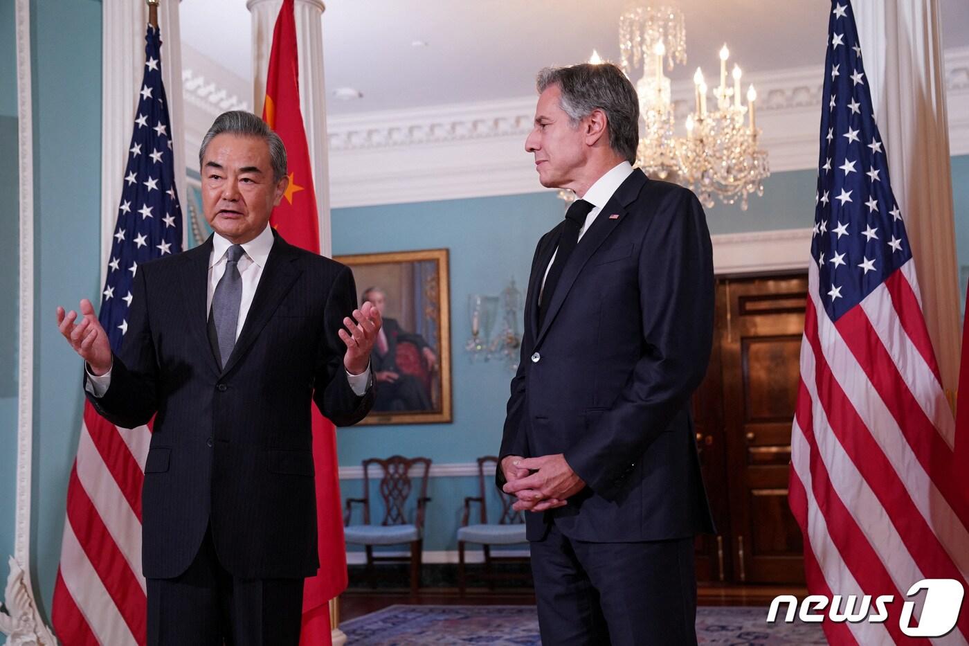 본문 이미지 - 토니 블링컨 미국 국무장관이 26일(현지시간) 미국 워싱턴 국무부에서 왕이 중국 외교부장을 만나고 있다. 2023.10.26. ⓒ 로이터=뉴스1 ⓒ News1 김현 특파원