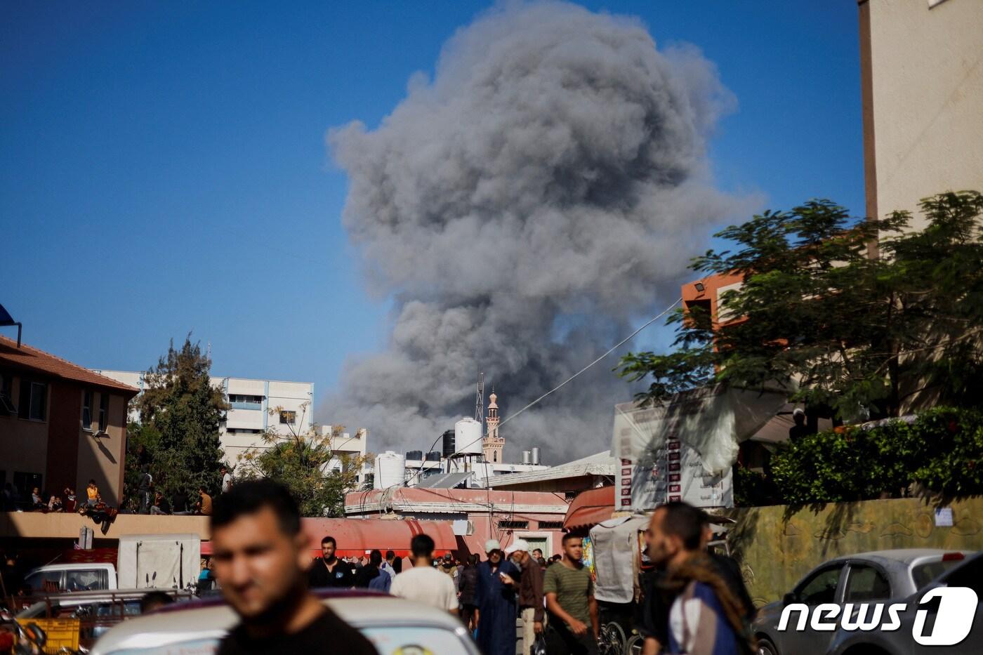 26일(현지시간) 팔레스타인 가자 지구 칸 유니스 지역에 폭격이 이어지자 분진이 일어나고 있다. 2023,10,27 ⓒ 로이터=뉴스1 ⓒ News1 정지윤 기자