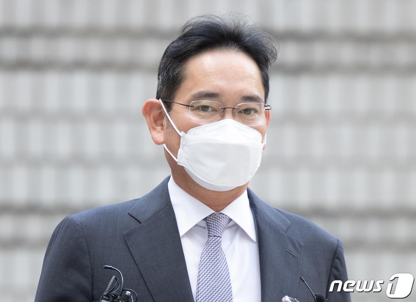본문 이미지 - 이재용 삼성전자 회장이 서울 서초구 서울중앙지방법원에서 열린 '회계부정·부당합병' 관련 1심 속행 공판에 출석하고 있다. /뉴스1 ⓒ News1 이재명 기자
