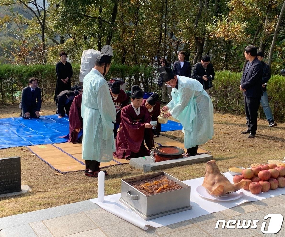 본문 이미지 -  27일 충북 옥천군 옥천읍 문정리 소재 사직단에서 사직제를 봉행하고 있다. (옥천군 제공) /뉴스1