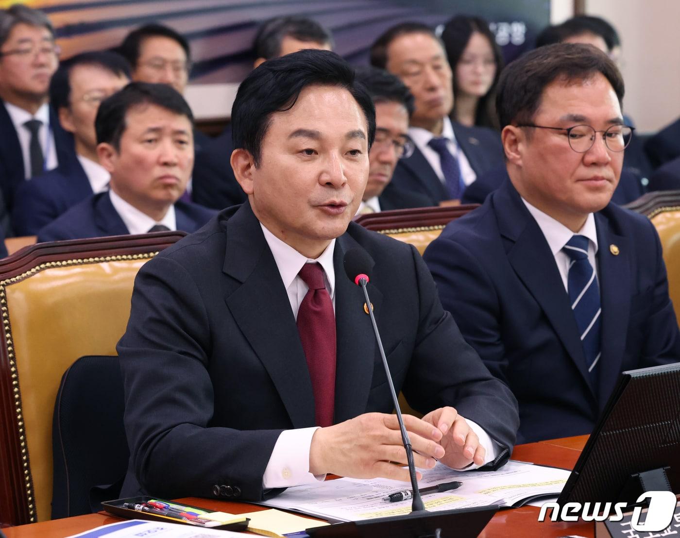 본문 이미지 - 원희룡 국토교통부 장관이 27일 서울 여의도 국회에서 열린 국토교통위원회의 국토교통부, 행정중심복합도시건설청 등에 대한 종합감사에서 의원들의 질의에 답변하고 있다. 2023.10.27/뉴스1 ⓒ News1 송원영 기자