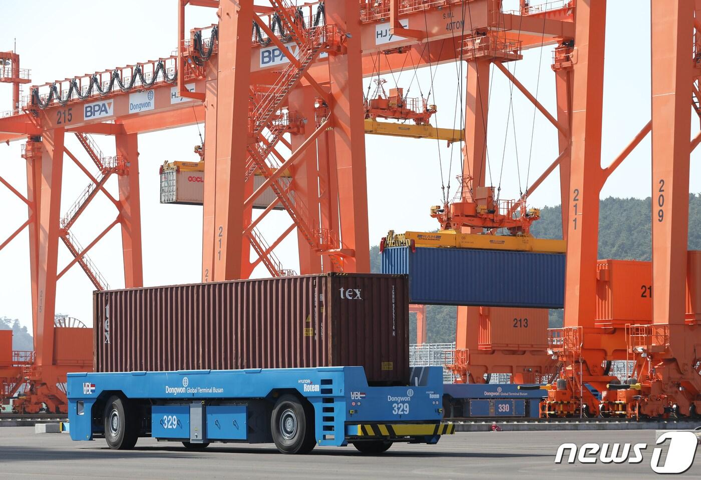 부산항 신항 서컨테이너부두 2-5단계 현장에서 자동화 장비 시연회가 진행되고 있다.  2023.10.27/뉴스1 ⓒ News1 윤일지 기자