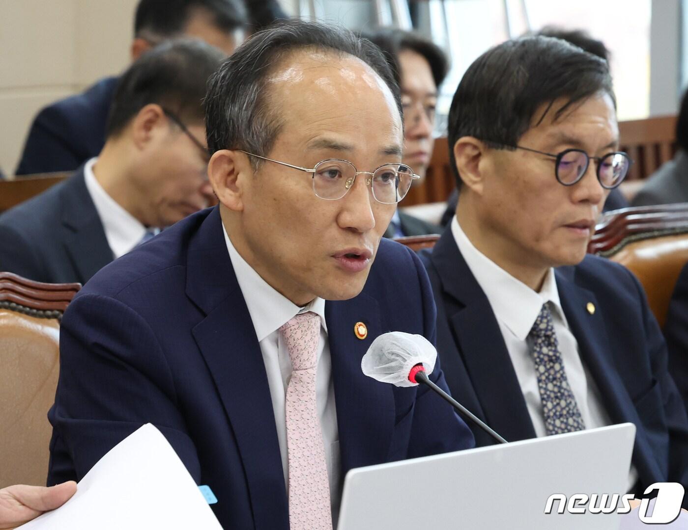 본문 이미지 - 추경호 경제부총리 겸 기획재정부 장관이 27일 서울 여의도 국회에서 열린 기획재정위원회의 기획재정부, 한국은행 등에 대한 종합감사에서 의원들의 질의에 답변하고 있다. 2023.11.27/뉴스1 ⓒ News1 송원영 기자