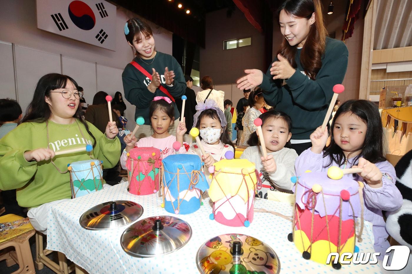 본문 이미지 - 27일 대구 북구 영진전문대에서 열린 '2023 영진종합작품전'을 찾은 어린이들이 유아교육과 부스에서 전통악기 체험을 하고 있다. 2023.10.27/뉴스1 ⓒ News1 공정식 기자