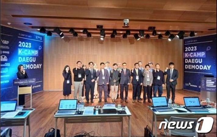 본문 이미지 - 한국예탁결제원 대구지원이 개최한 'K-Camp 대구' 4기 데모데이에 참석한 스타트업 관계자들이 파이팅을 외치고 있다.(한국예탁결제원 대구지원 제공)