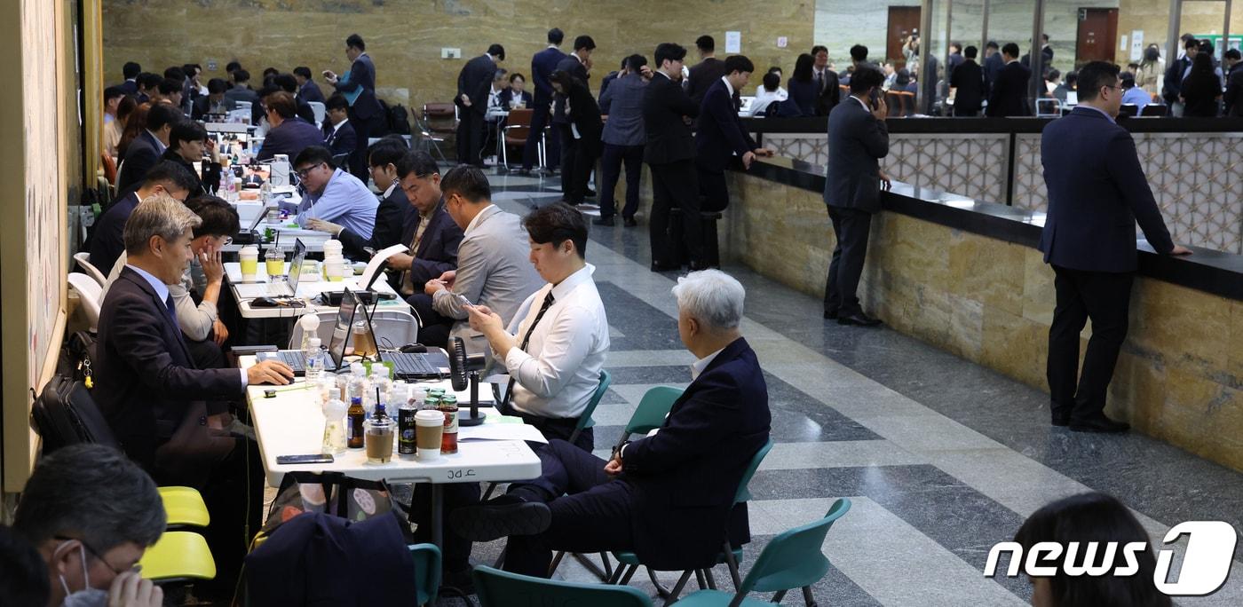본문 이미지 - 21대 국회 마지막 국정감사일 마지막 날인 27일 서울 여의도 국회에서 피감기관 직원들이 자료준비로 분주하게 움직이고 있다. 겸임 상임위원회인 운영위·정보위·여성가족위 감사는 다음 달 8일까지 이어진다. 2023.10 2023.10.27/뉴스1 ⓒ News1 송원영 기자