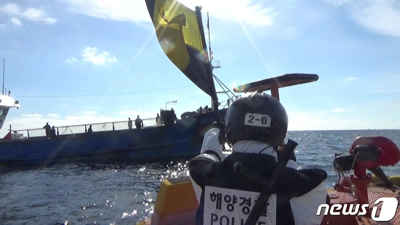 본문 이미지 - 군산해경이 검문검색을 위해 어선에 정선명령을 내리고 있다.(군산해경 제공) 2023.10.27/뉴스1