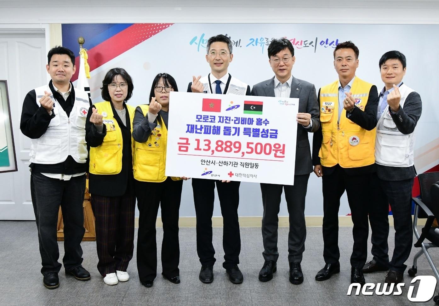 본문 이미지 - 기금 전달.(적십자 경기지사 제공)