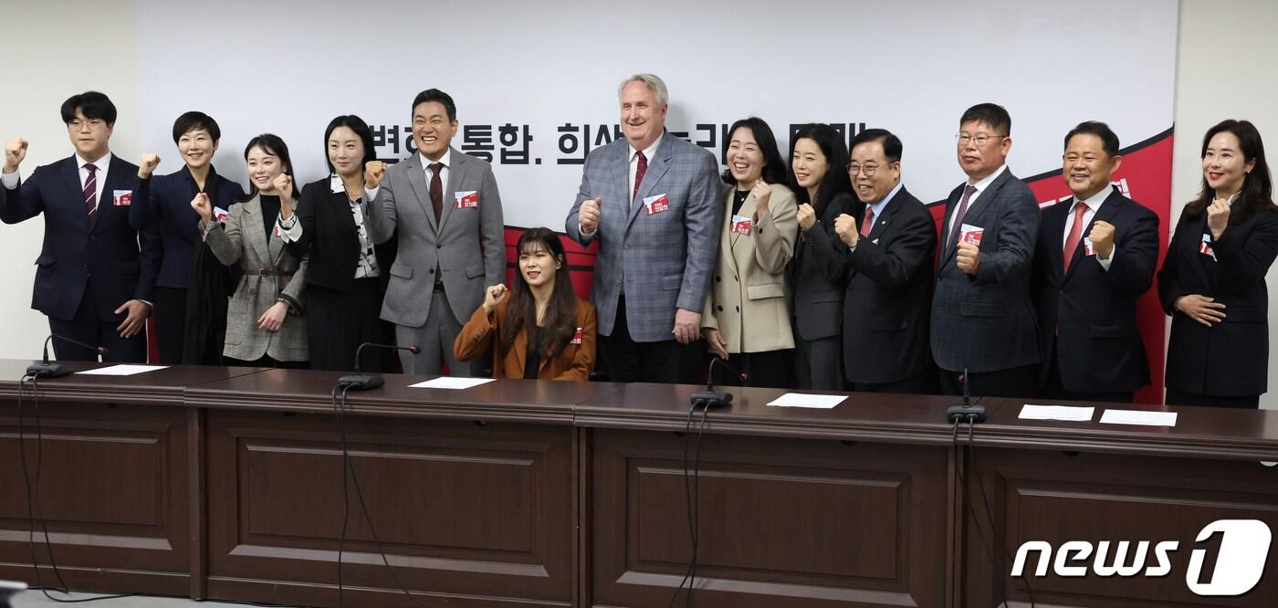 본문 이미지 - 인요한 국민의힘 혁신위원장과 위원들이 27일 오후 서울 여의도 국민의힘 당사에서 열린 제1차 혁신위원회 전체회의에서 기념촬영을 하고 있다. 2023.10.27/뉴스1 ⓒ News1 송원영 기자