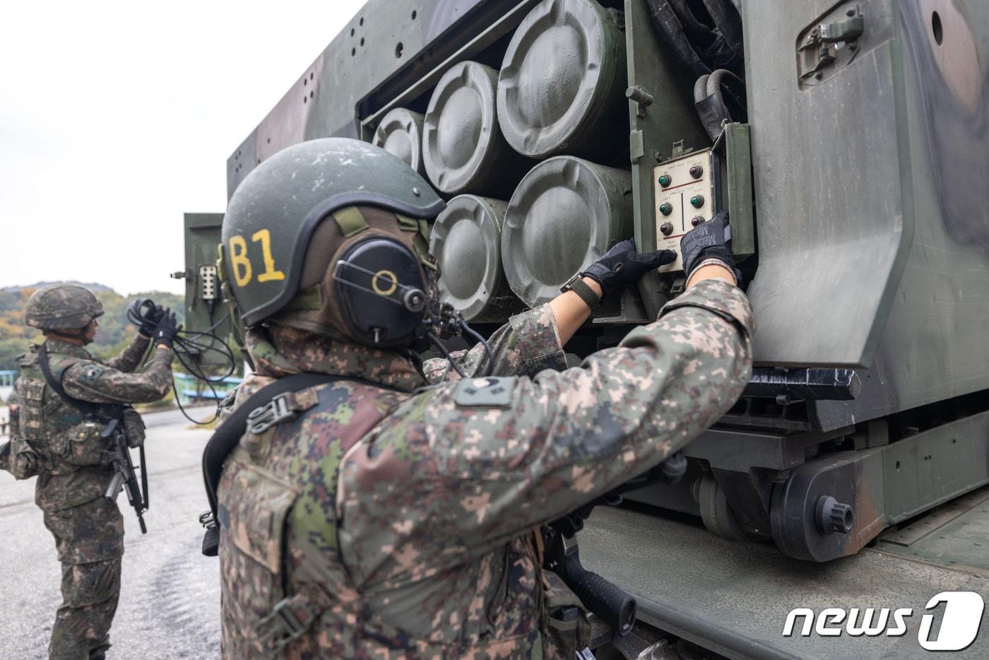 육군 1포병여단 청풍대대 장병이 MLRS탄을 재장전후 점검하고 있다. 2023.10.27 ⓒ 뉴스1