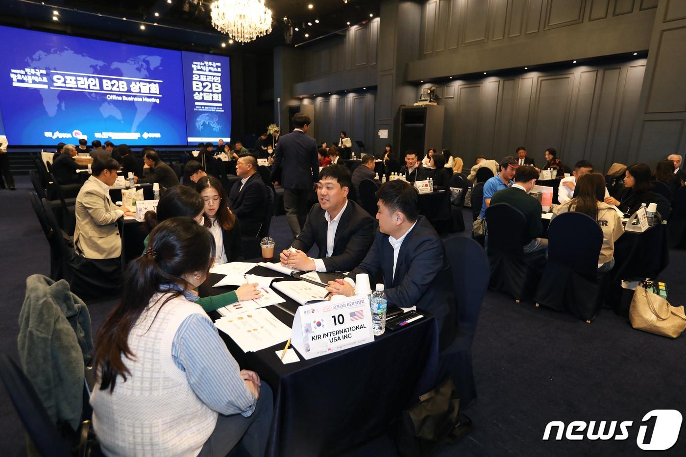 본문 이미지 - 제21회 전북 전주국제발효식품엑스포가 27일 개막 이틀째를 맞이한 가운데 국내외 바이어, 관람객들의 발길이 이어지고 있다.(전북바이오융합산업진흥원 제공)2023.10.27./뉴스1