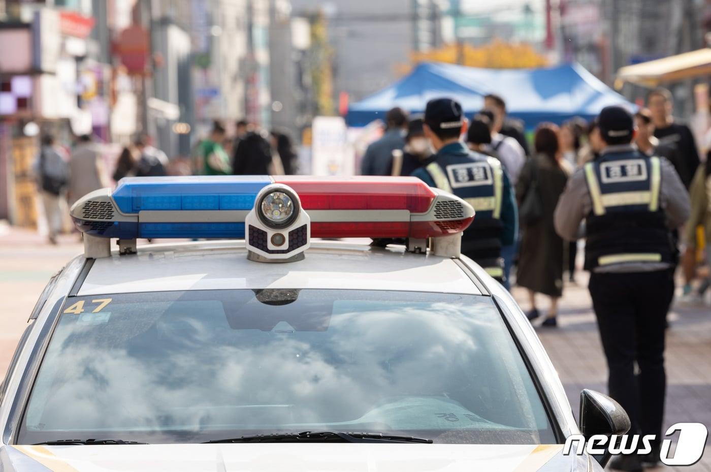 본문 이미지 - 핼러윈 데이를 앞둔 27일 오후 서울 마포구 홍대거리에서 경찰관들이 근무를 하고 있다.  2023.10.27./뉴스1 ⓒ News1 이재명 기자