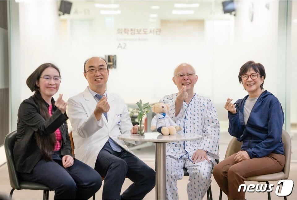 본문 이미지 - 김형호 중앙대학교광명병원 교수(왼쪽 두번째), 김 교수에게 위식도경계부암 수술을 받은 싱가포르 의사 탕콕프씨(오른쪽 두번째)와 그 가족의 모습./(중앙대학교광명병원 제공)