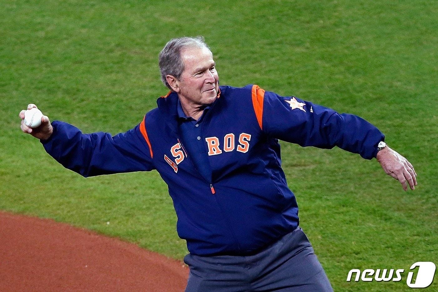 조지 W. 부시 전 미국 대통령이 2017년 월드시리즈 5차전에서 시구를 하던 모습. ⓒ AFP=뉴스1