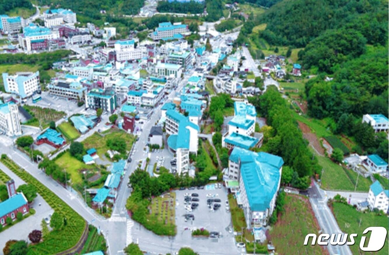 본문 이미지 - 28일 충북 충주시는 대한민국 온천도시로 지정된 수안보 온천을 힐링과 치유 공간으로 개발한다는 계획을 밝혔다. 사진은 민트블루 색채를 도입한 수안보 가상 모습.(충주시 제공)2023.10.28/뉴스1 