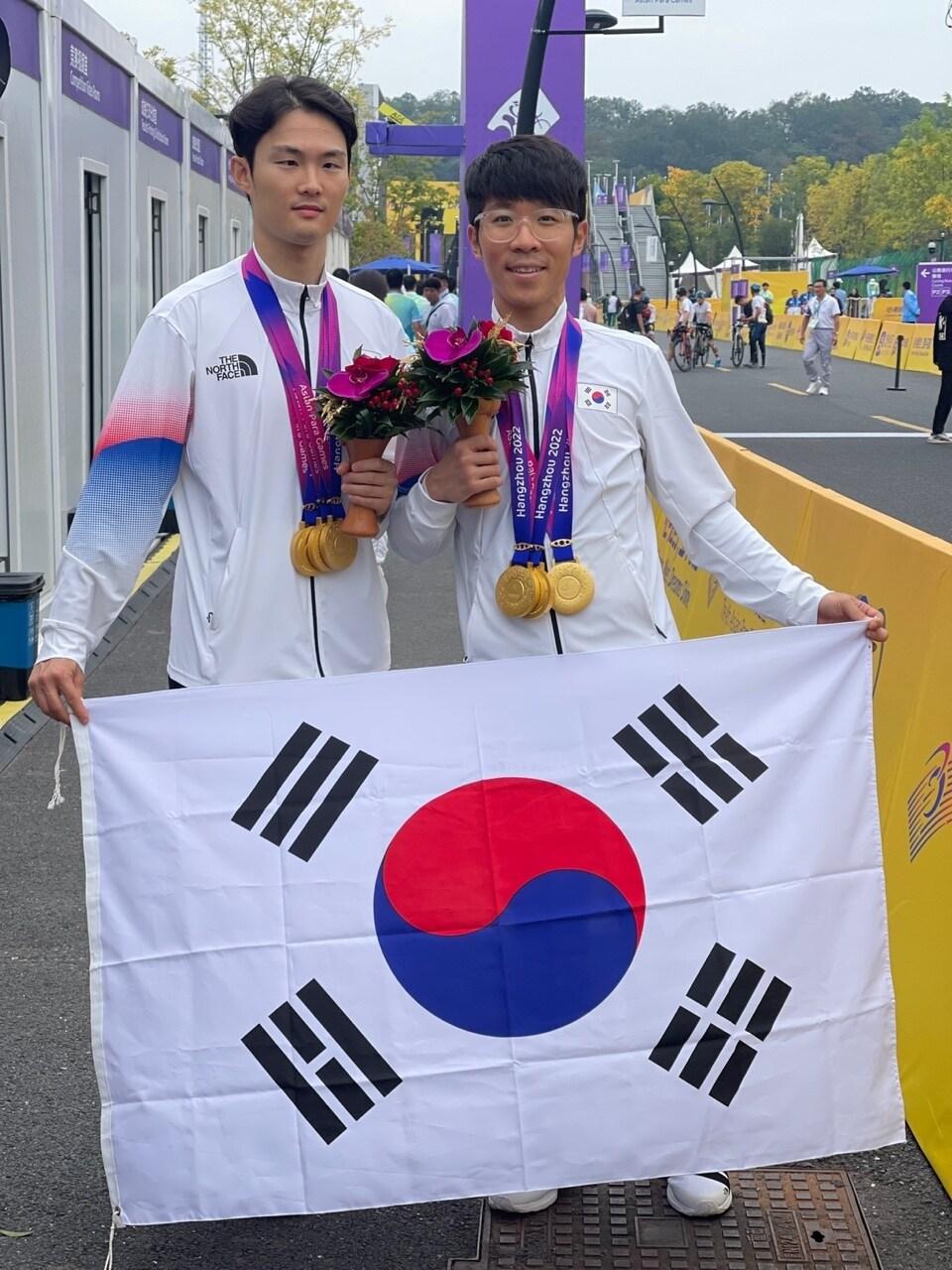 본문 이미지 - 2022 항저우 장애인아시안게임 3관왕에 오른 김정빈(왼쪽)과 윤중헌(대한장애인체육회 제공)