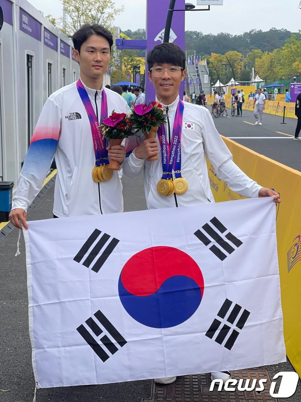 본문 이미지 - 2022 항저우 장애인아시안게임 3관왕에 오른 사이클 김정빈(왼쪽)과 윤중헌이 금메달을 목에 걸고 기념촬영을 하고 있다. (대한장애인체육회 제공) 2023.10.27/뉴스1