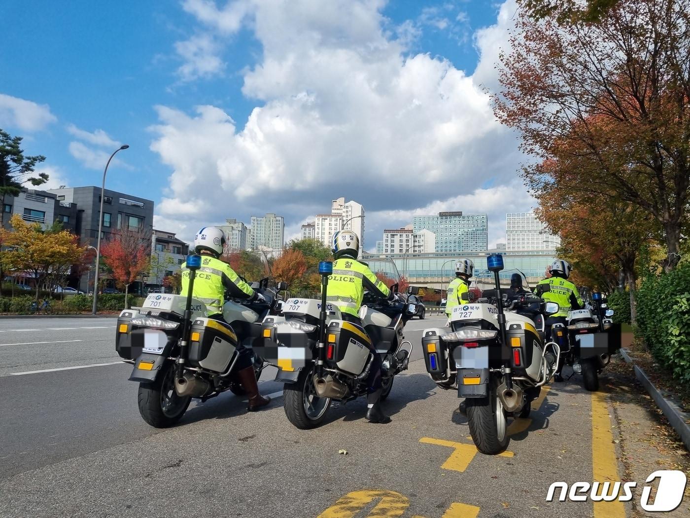본문 이미지 - 싸이카가 교통법규 위반 단속을 준비하고 있다. 경기 남양주북부경찰서는 27일 오후 남양주시 별내동 일대에서 교통법규 위반 단속을 벌여 모두 12건을 적발했다. 2023.10.27/뉴스1 양희문 기자