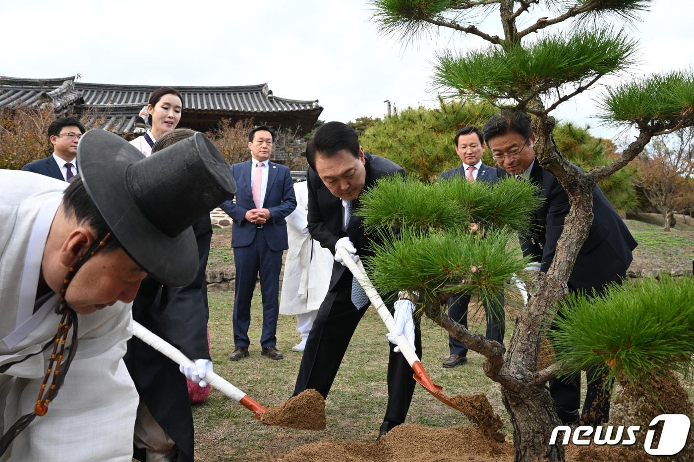 윤석열 대통령이 27일 오후 경북 안동 병산서원을 방문해 유림들과 기념 식수를 하고 있다. (대통령실 제공) 2023.10.27/뉴스1 ⓒ News1 오대일 기자