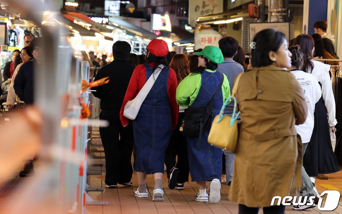 본문 이미지 - 지난해 핼러윈 데이를 앞둔 서울 마포구 홍대거리가 시민들로 붐비는 모습. ⓒ News1 김성진 기자