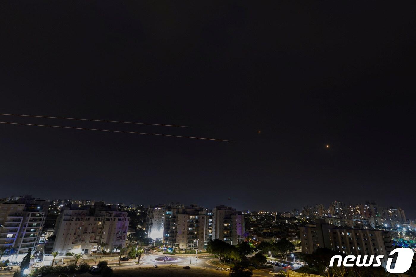 27일(현지시간) 팔레스타인 무장정파 하마스가 발사한 로켓이 이스라엘 남부 아슈켈론에서 아이언돔에 요격되고 있다. 2023.10.27/ ⓒ 로이터=뉴스1 ⓒ News1 박재하 기자