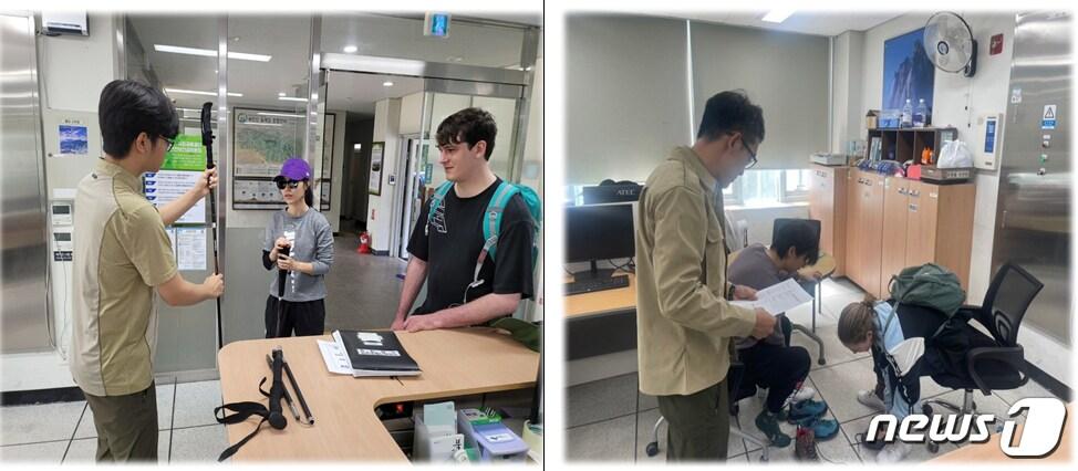 본문 이미지 - 북한산국립공원이 이달부터 안전배낭 무료대여 서비스를 외국인까지 확대해 운영 중이다. 안전배낭을 대여받고 있는 외국인들. (국립공원 제공)