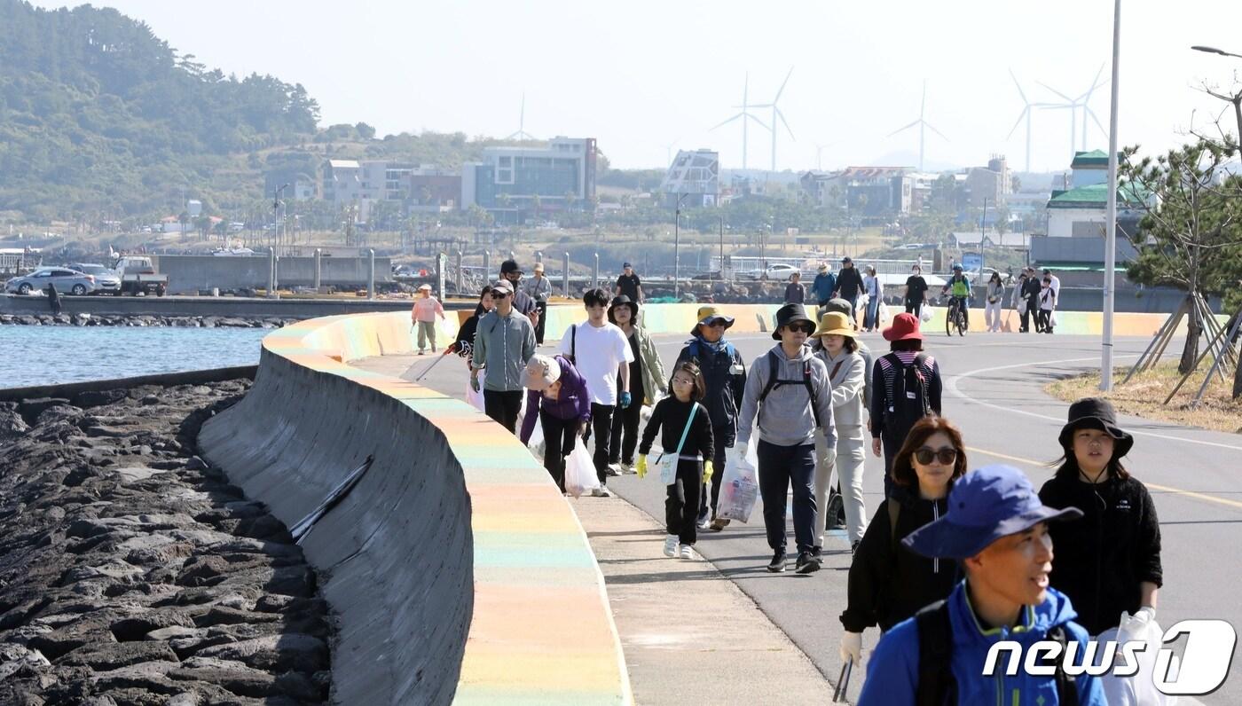 본문 이미지 - 28일 오전 '제5회 제주플로깅 (JEJU-plogging) - 걸으멍, 도르멍, 주시멍(걷고, 뛰고, 줍고)' 참가자들이 제주시 조천읍 함덕해수욕장 해안길을 걷고 있다. 이 대회는 뉴스1 제주본부와 제주도지속가능발전협의회가 주최·주관했다.2023.10.28/뉴스1 ⓒ News1 고동명 기자