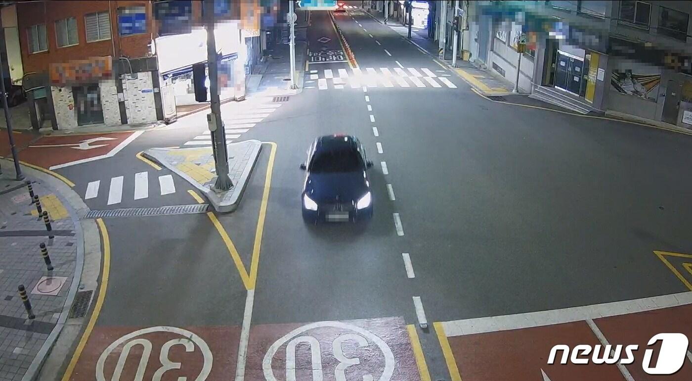 본문 이미지 - 지난 5월17일 새벽 A씨의 벤츠 차량이 도로를 달리고 있다.(부산경찰청 제공)