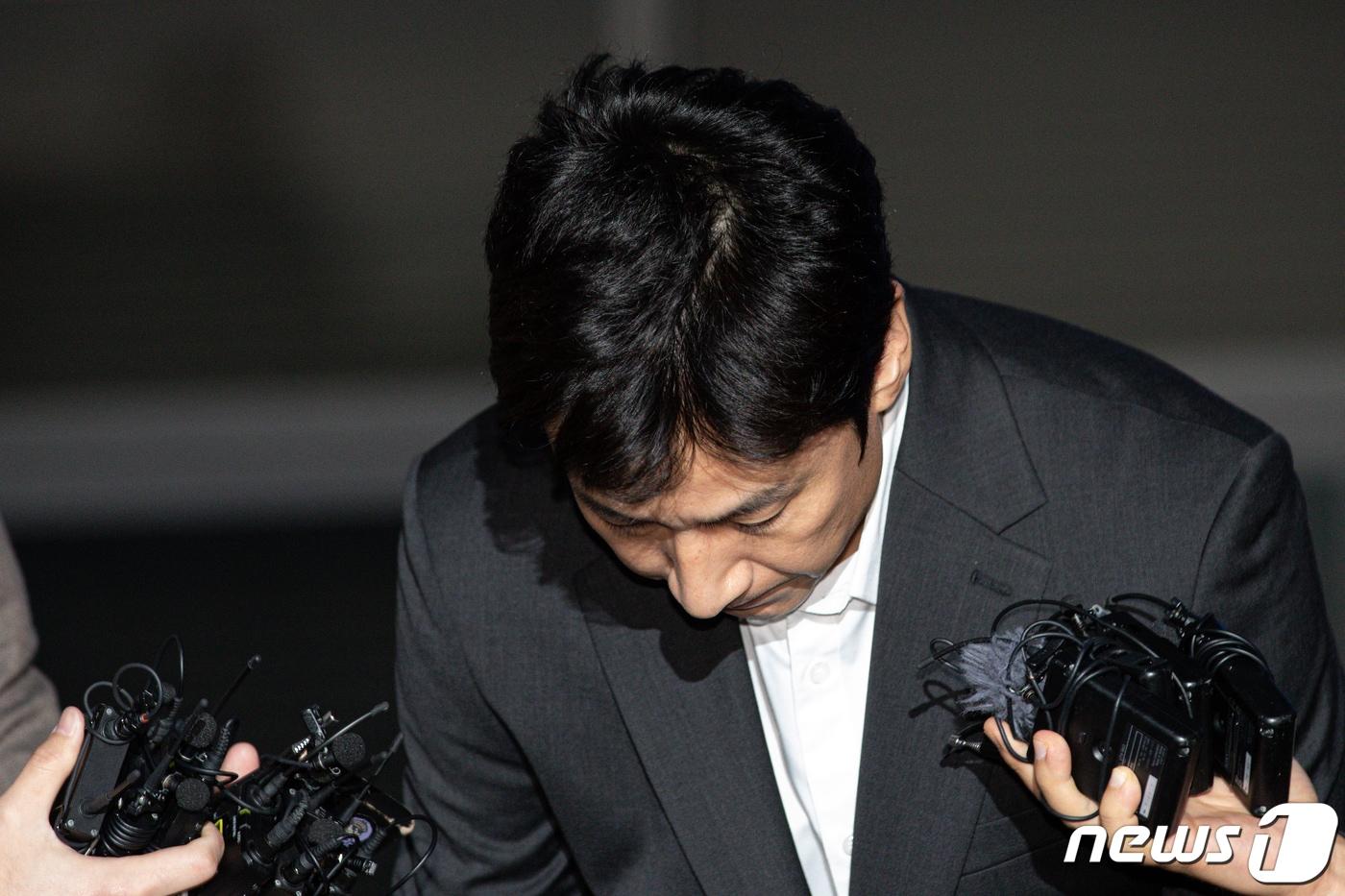 본문 이미지 - 마약 투약 혐의를 받는 배우 이선균이 28일 오후 인천 남동구 인천논현경찰서에서 소환조사를 마치고 고개 숙이고 있다. 2023.10.28/뉴스1 ⓒ News1 이승배 기자