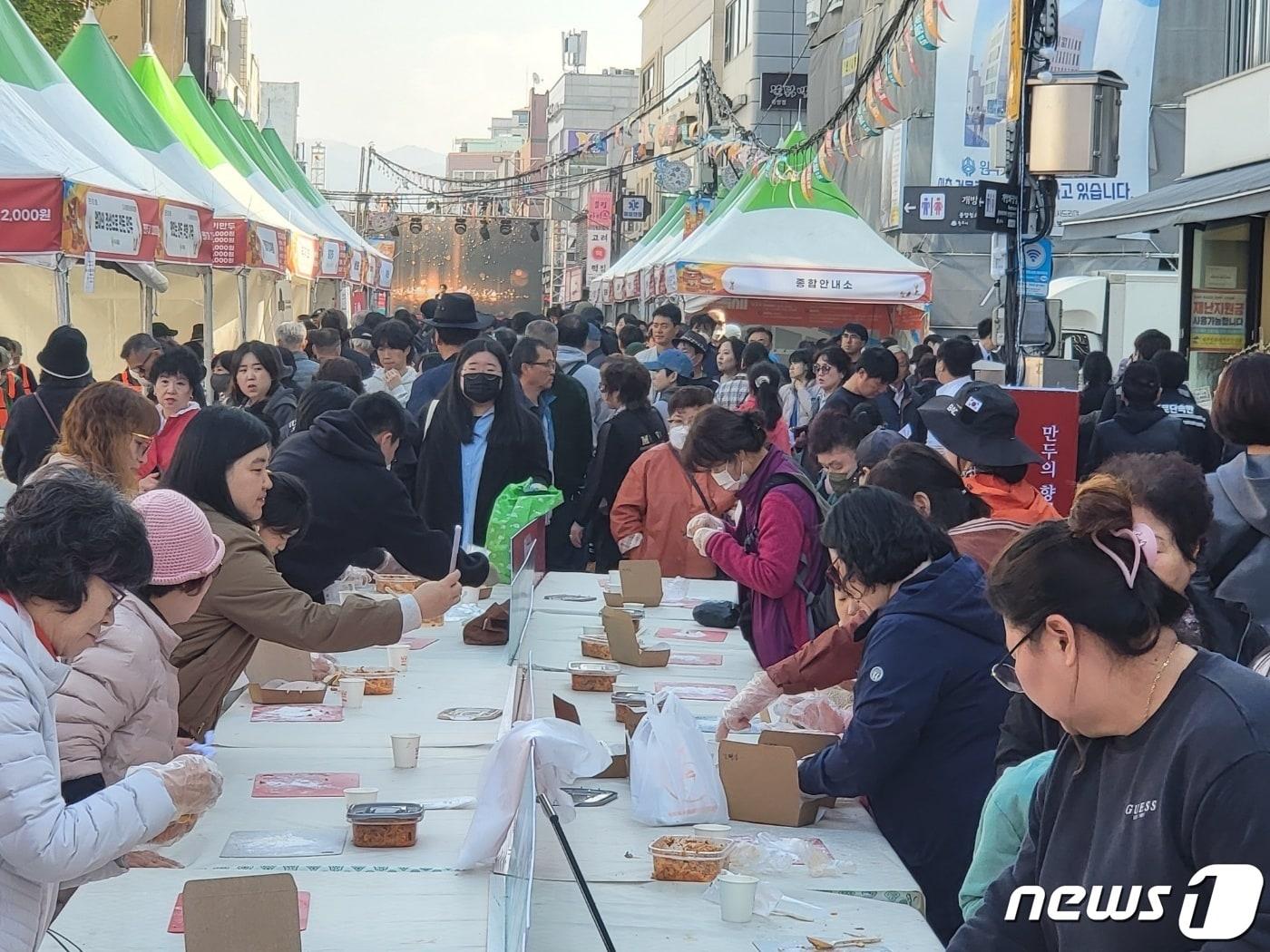 본문 이미지 - '2023 원주 만두축제'가 지난달 28일 강원 원주 중앙동과 문화의 거리 일원에서 '만두의 재발견'이라는 주제로 열렸다. 2023.10.28/뉴스1 ⓒ News1 신관호 기자