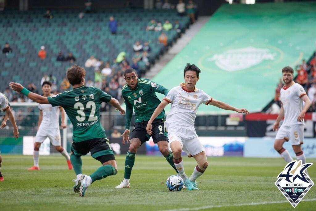 본문 이미지 - 시즌 막판 순위 경쟁 중인 전북 현대와 포항 스틸러스가 1-1로 비겼다. (한국프로축구연맹 제공)