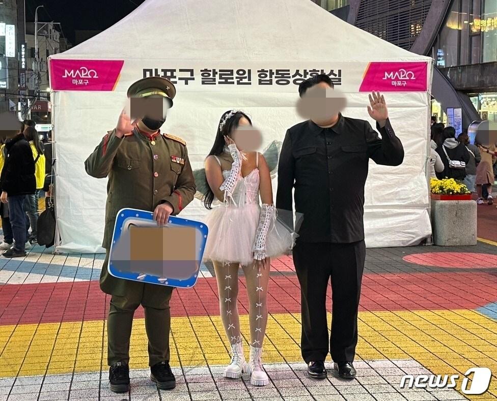 본문 이미지 - 28일 오후 홍대거리에 김정은 북한 노동당 총비서 복장으로 코스튬을 한 사람이 등장한 모습 ⓒ 뉴스1 홍유진 기자