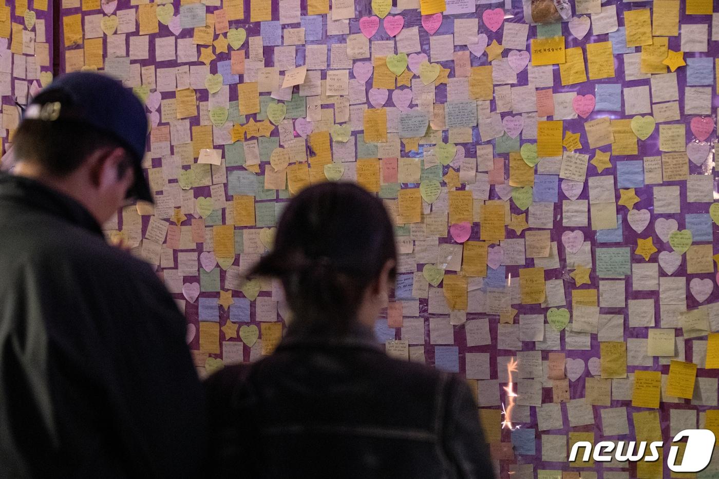본문 이미지 - 10.29 이태원 참사 1주기를 하루 앞둔 28일 오후 서울 용산구 이태원 거리에 마련된 추모공간에 추모 메시지 등이 붙어있다. 2023.10.28 ⓒ 뉴스1 이승배 기자