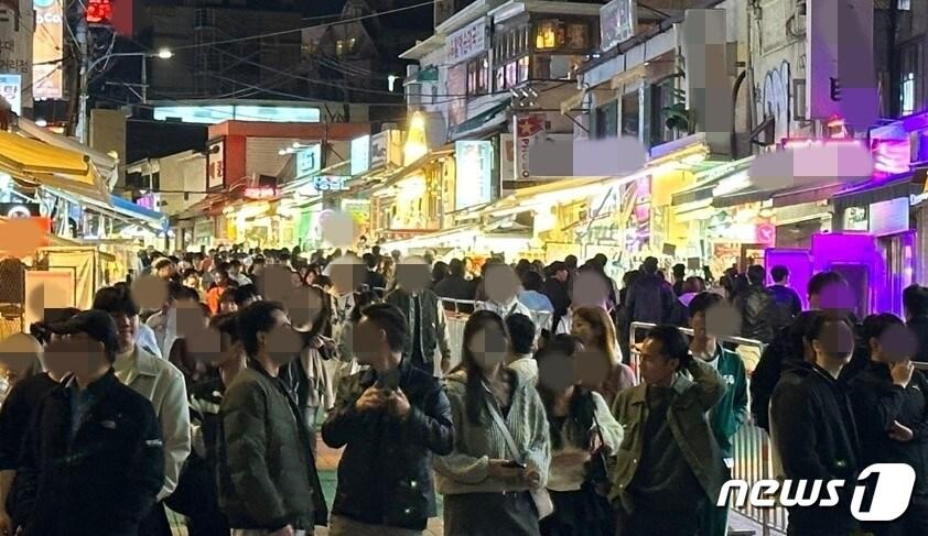 본문 이미지 - 10월28일 오후 11시 홍대거리 ⓒ 뉴스1 홍유진 기자