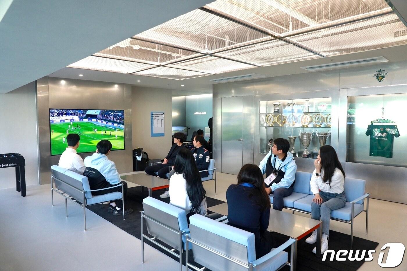 본문 이미지 - 전주월드컵경기장의 '현대 N 라운지'.(현대차 제공) 