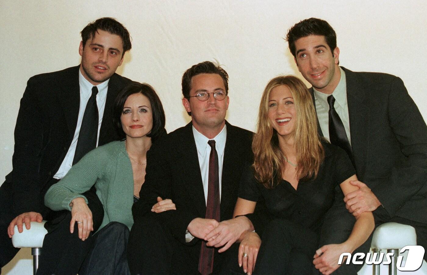 시트콤 '프렌즈'의 출연자들. 가운데 남성이 매튜 페리 ⓒ 로이터=뉴스1