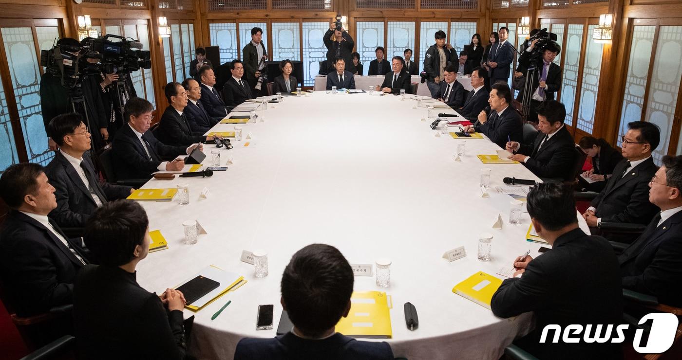 본문 이미지 - 김기현 국민의힘 대표가 29일 서울 종로구 총리공관에서 열린 고위당정협의회에서 모두 발언을 하고 있다. 2023.10.29/뉴스1 ⓒ News1 유승관 기자